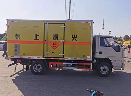 长安爆破器材运输车工人安全操作规范与智能技术保障